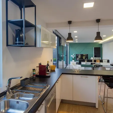 The Jolie - A Retreat In The In An Entire House Holiday home