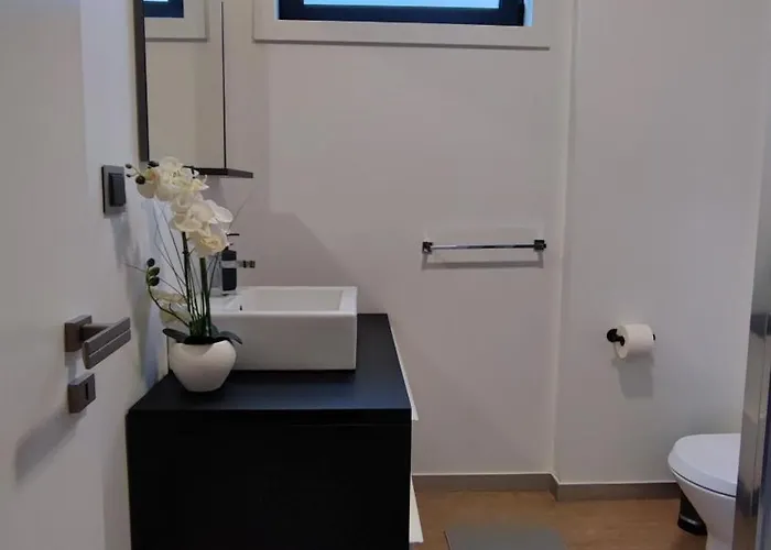 The Jolie - A Retreat In The In An Entire House Funchal (Madeira)